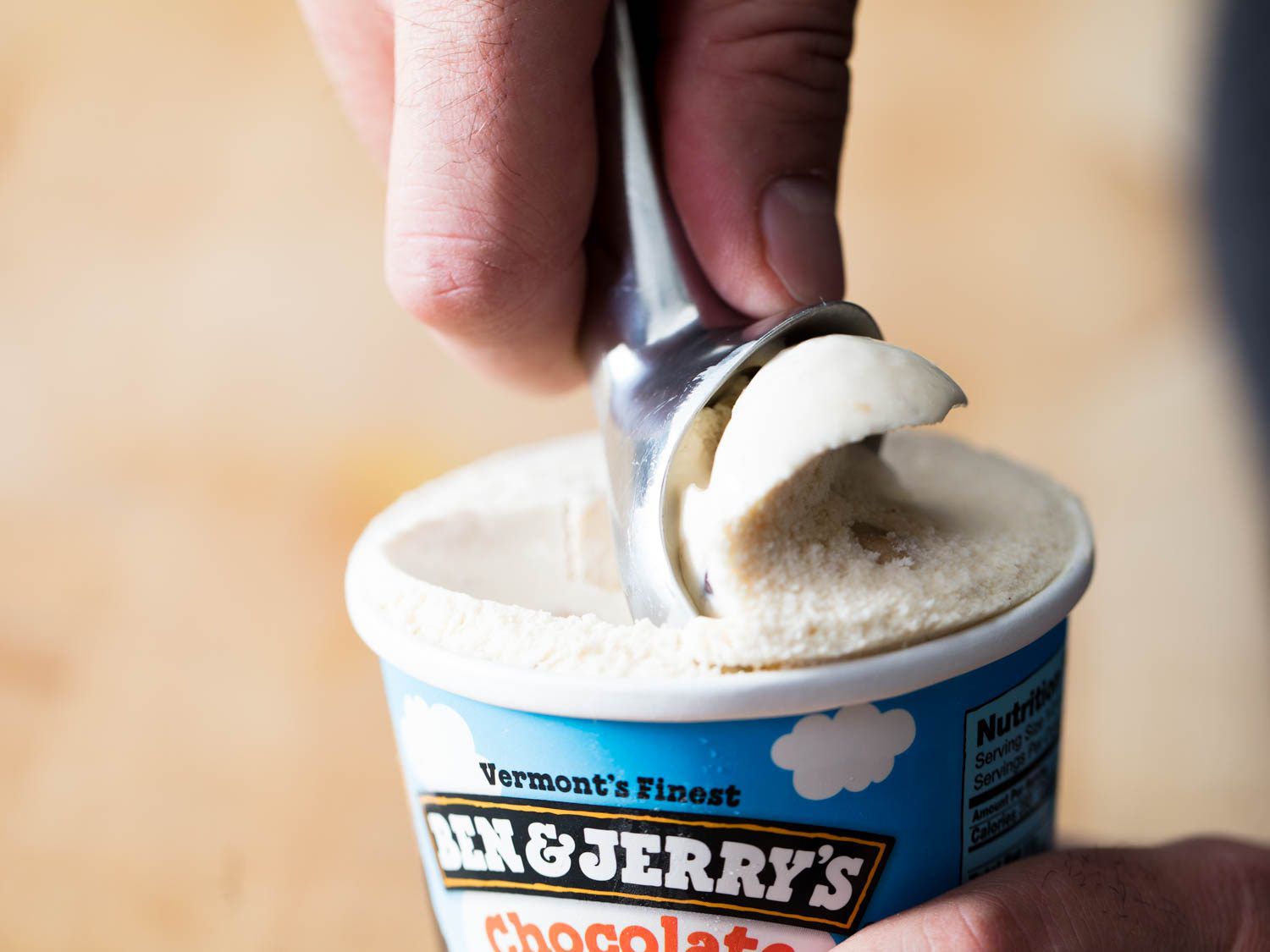 用冰淇淋勺舀冰淇淋