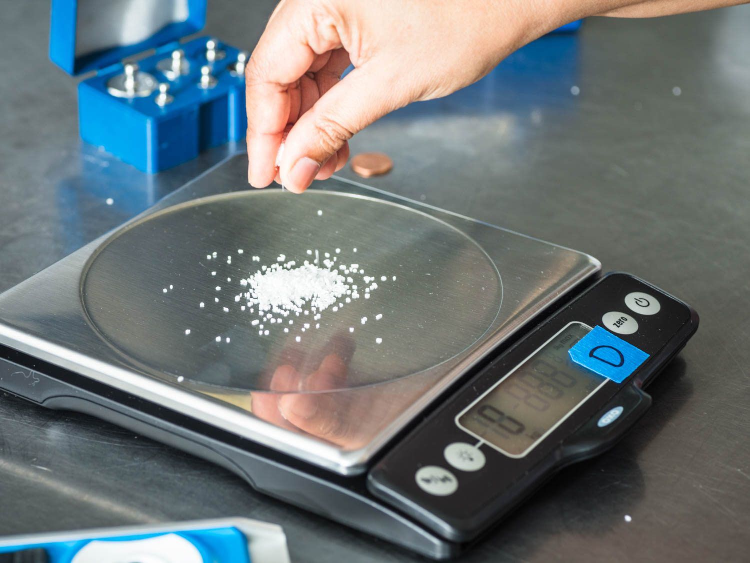 用数字厨房秤测量盐。