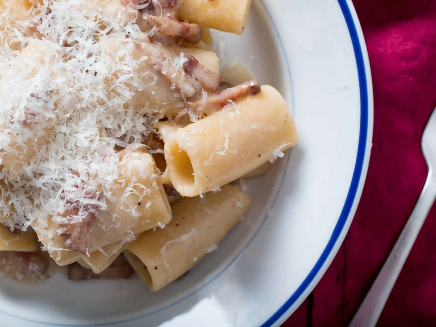 意大利面特写，上面撒着罗马干酪。