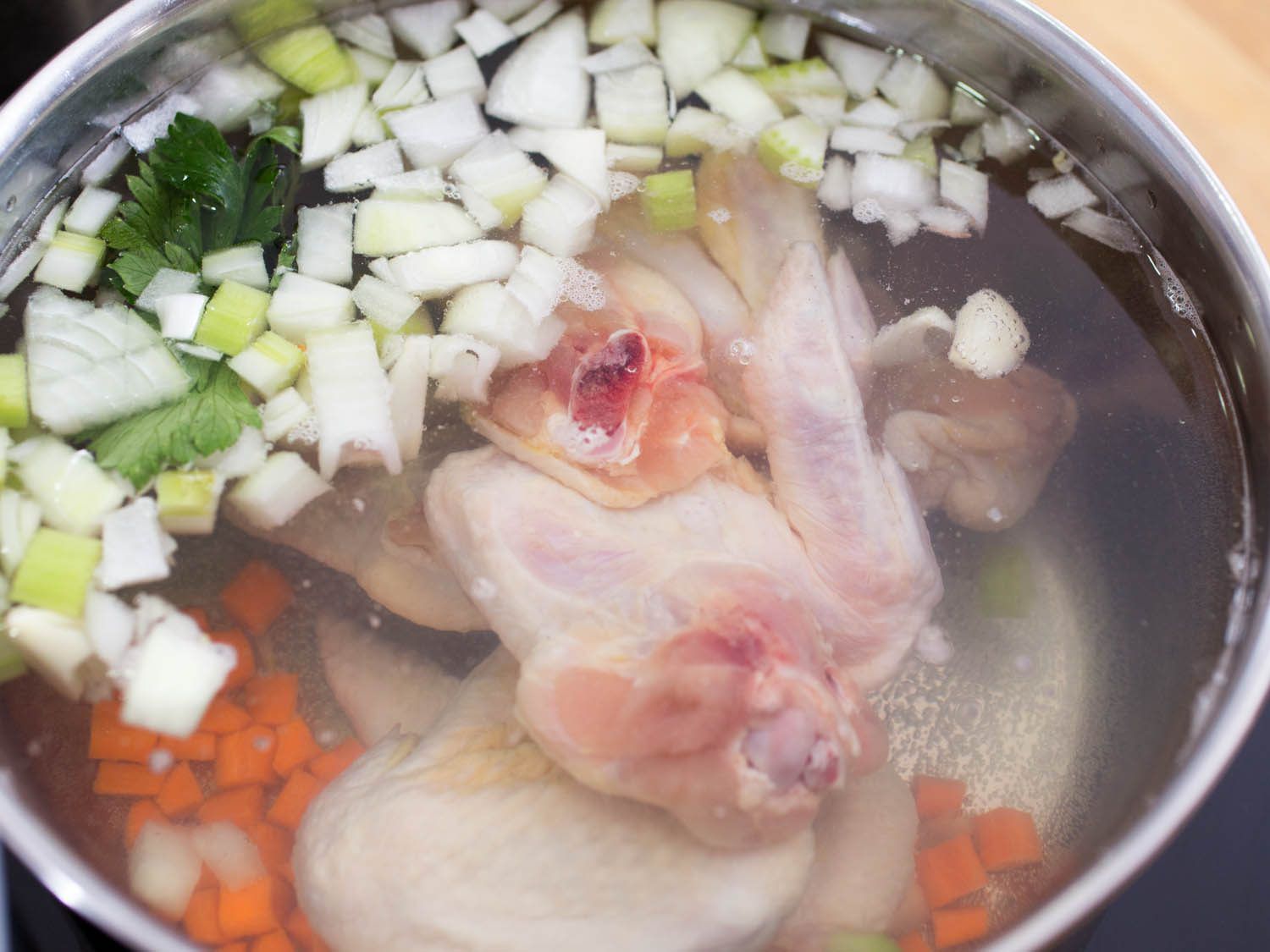 鸡翅和蔬菜在高汤锅。