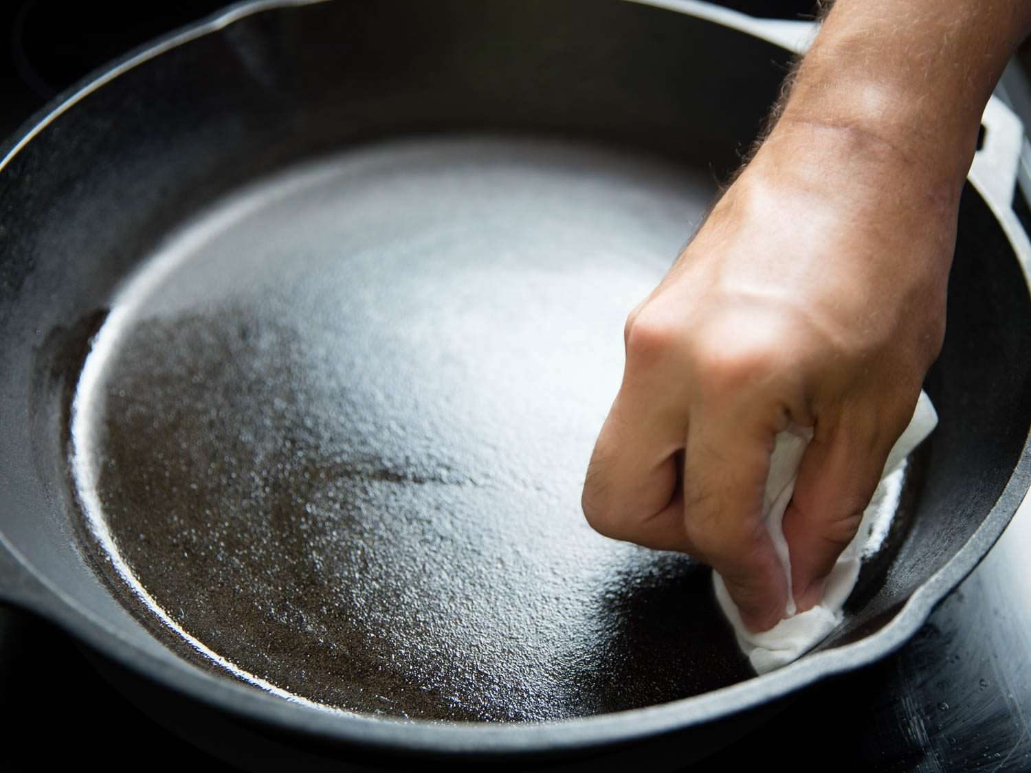擦一层薄薄的油倒入清洗和干燥的铸铁平底锅。