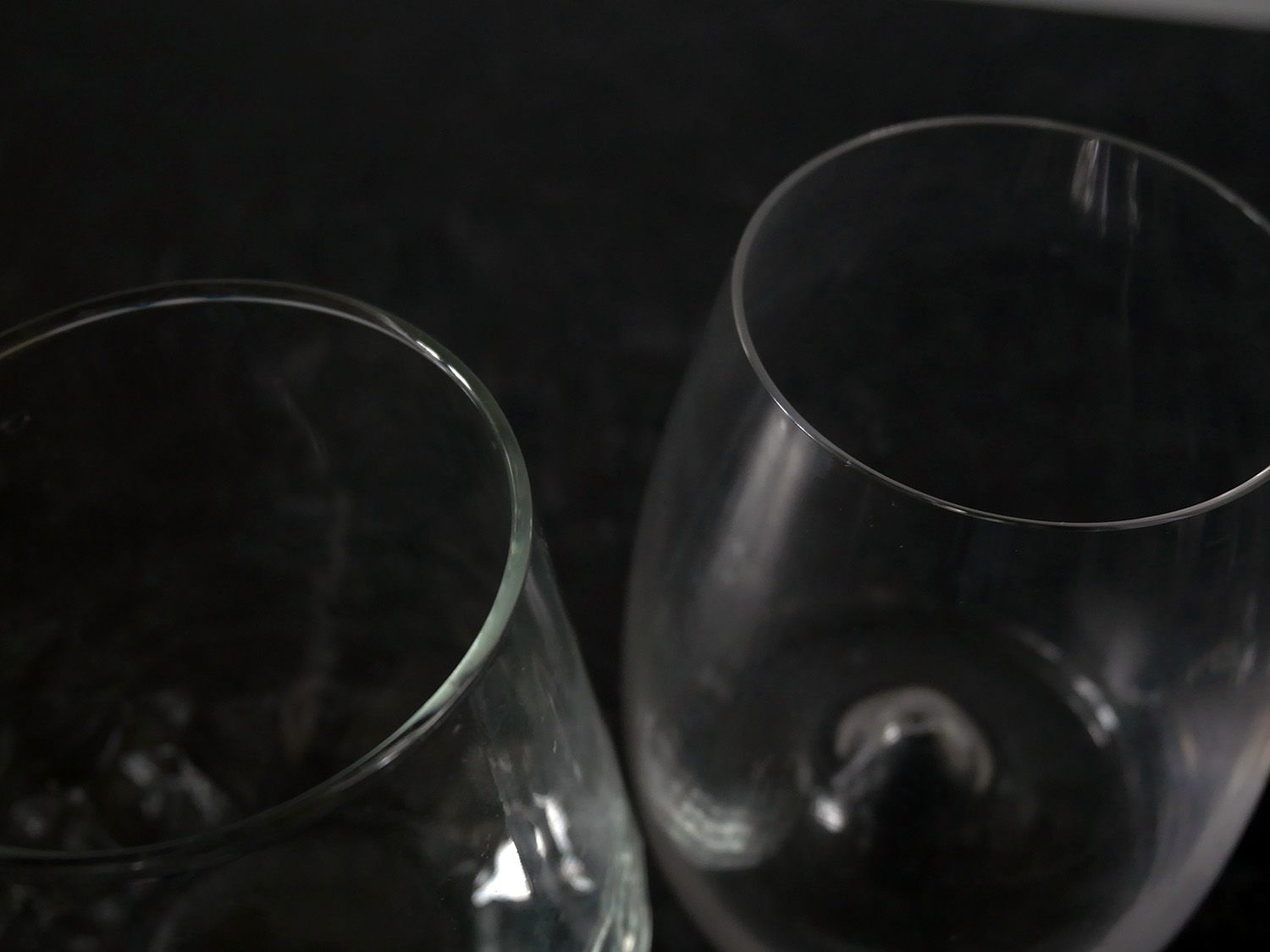 沃特福德玻璃杯的边缘与利比玻璃杯的球根边缘形成对比