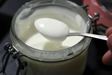 一罐自制的鲜奶油。