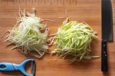 刀切菜板和peeler-shredded绿色木瓜
