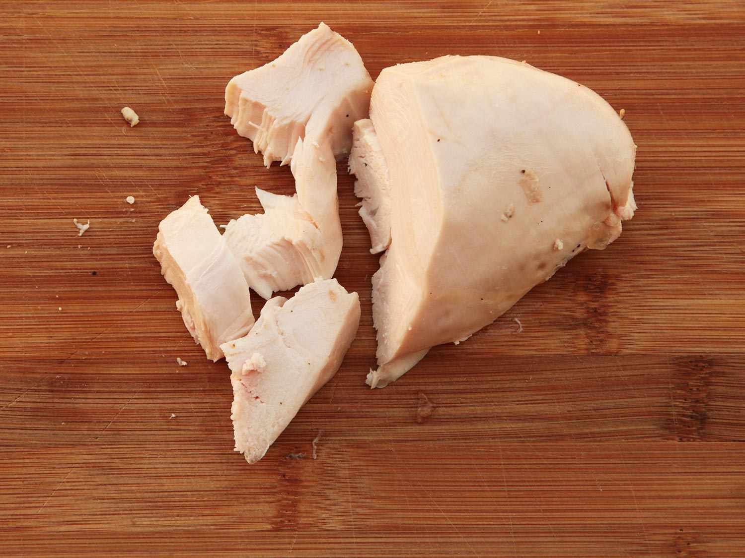 纹理的鸡胸肉煮熟的真空145°F两个小时