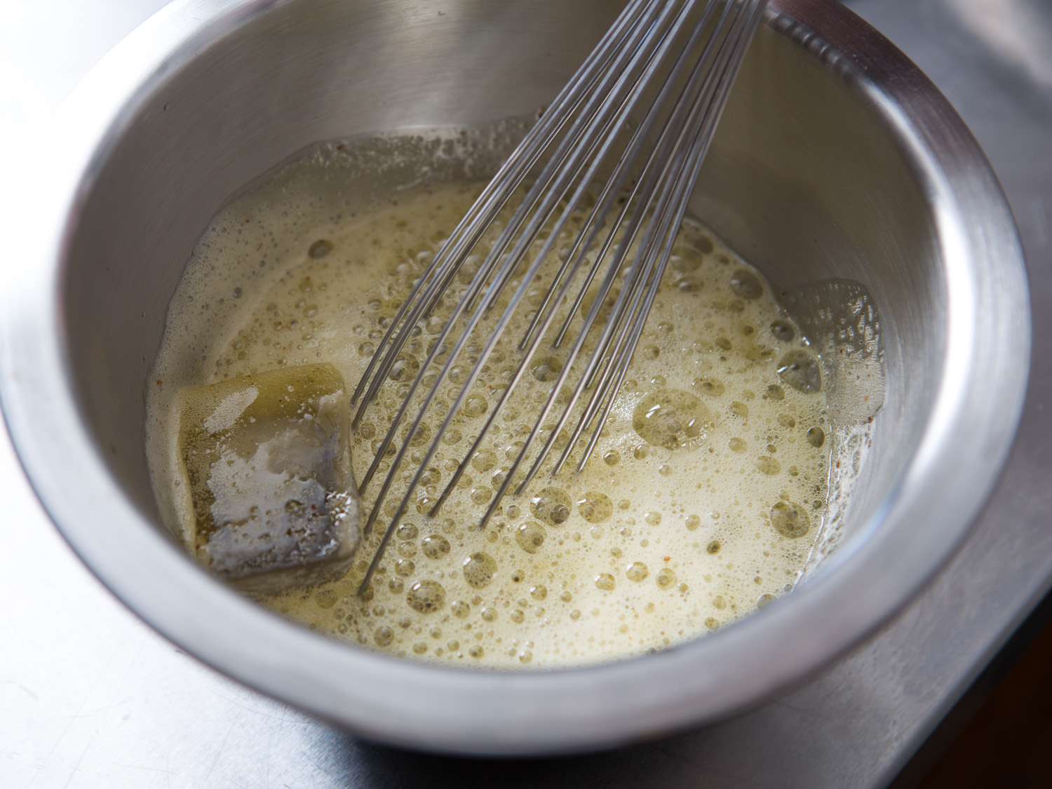 将冰块放入融化的棕色黄油中搅拌冷却，然后加入巧克力饼干面团中。gydF4y2Ba