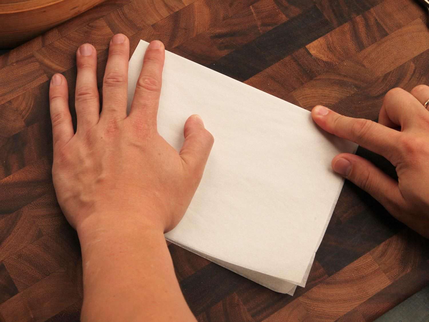把羊皮纸对折。