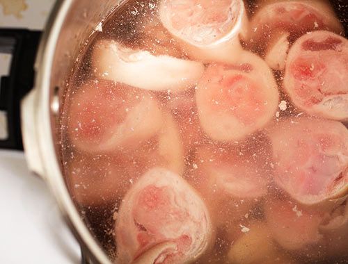 猪肉和鸡骨头浸在汤锅里。
