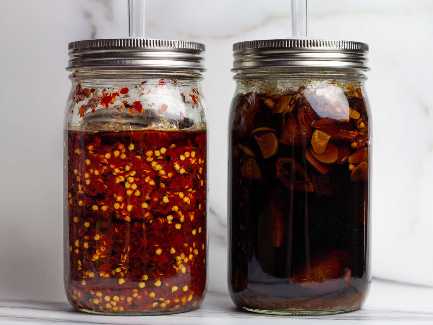 两罐发酵的辣酱盖上有气闸。