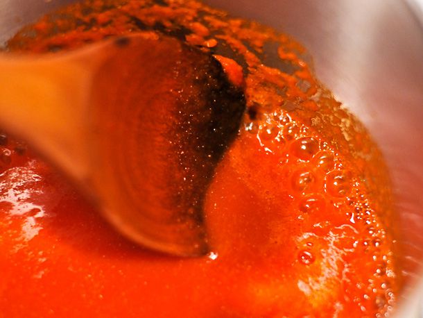 在炖锅中稀释自制的辣酱。