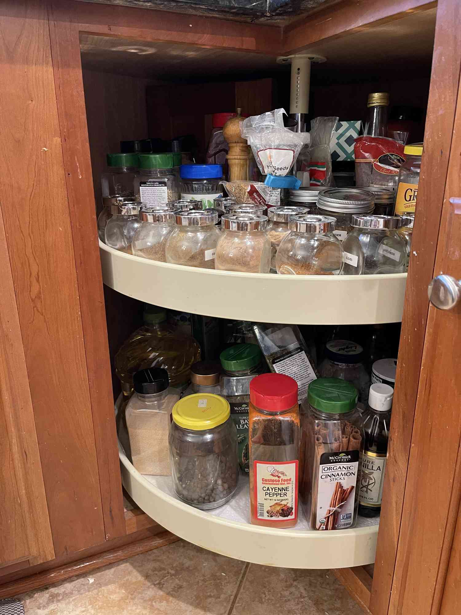 亚斯明Maggio's spice cabinet