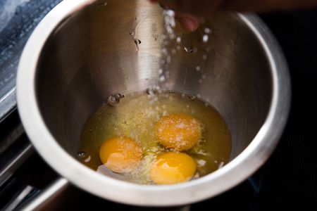 盐撒到一碗生鸡蛋,然后再搅拌