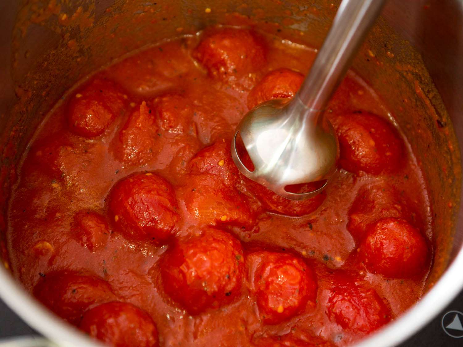用浸入式搅拌机将罐装西红柿打成泥，快速制作意式美式红酱。gydF4y2Ba