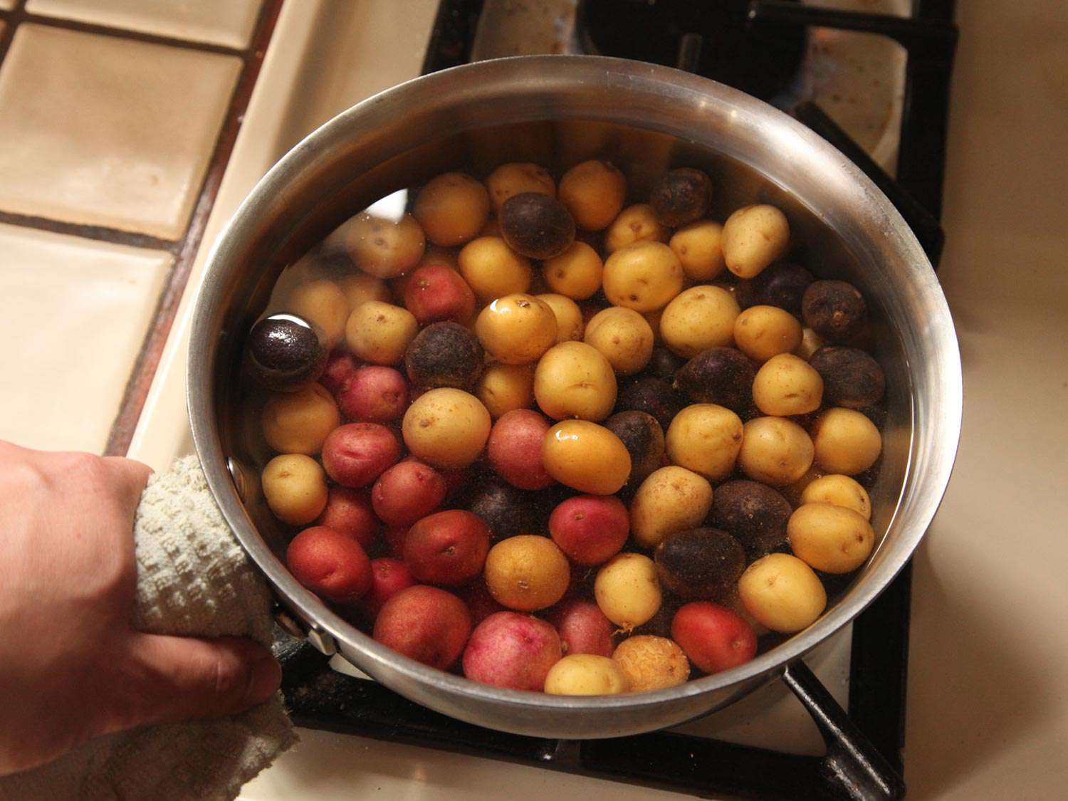 彩色小新土豆浸在锅里的水