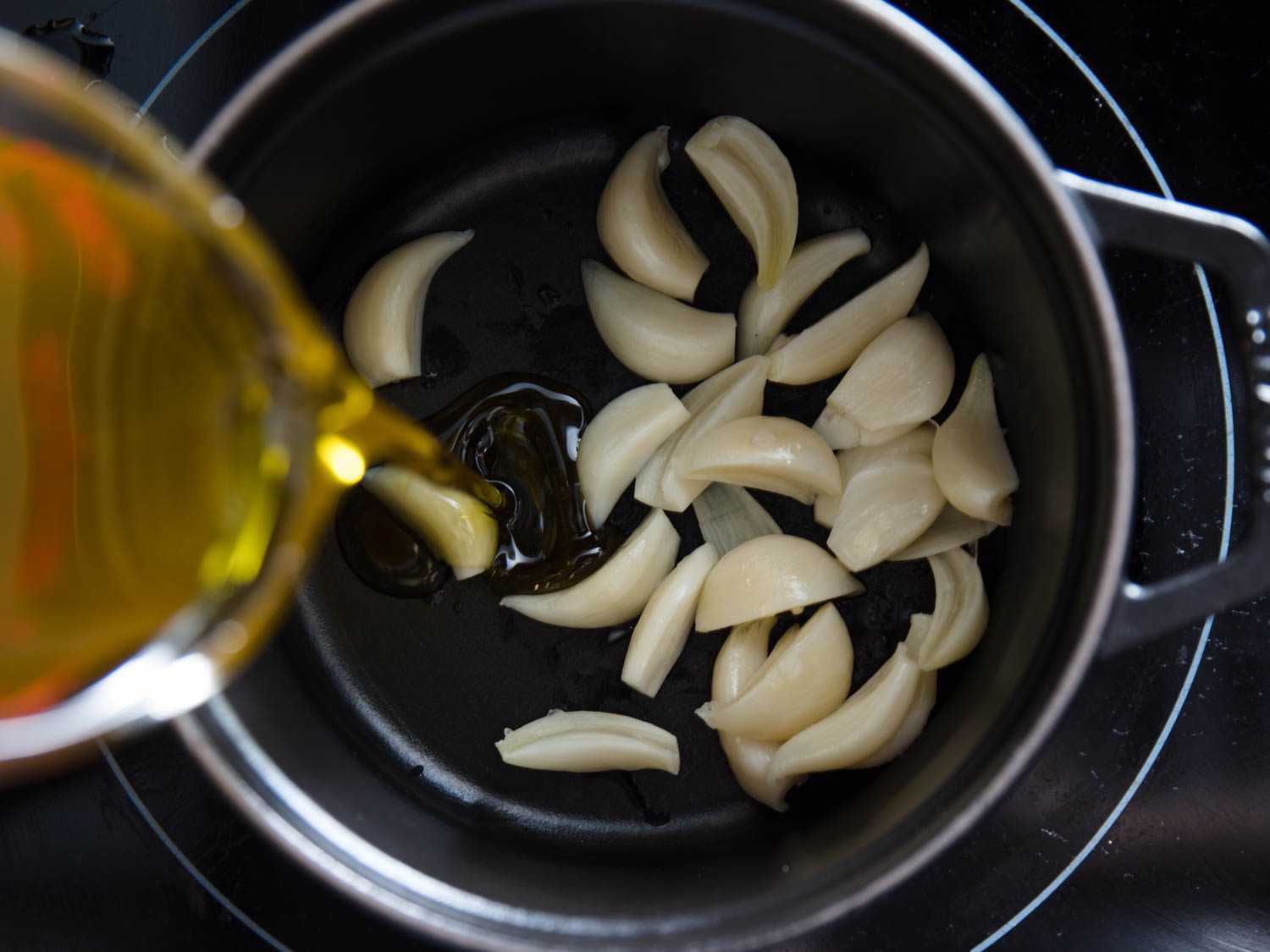 把油倒进锅用大蒜丁香,移除细菌的