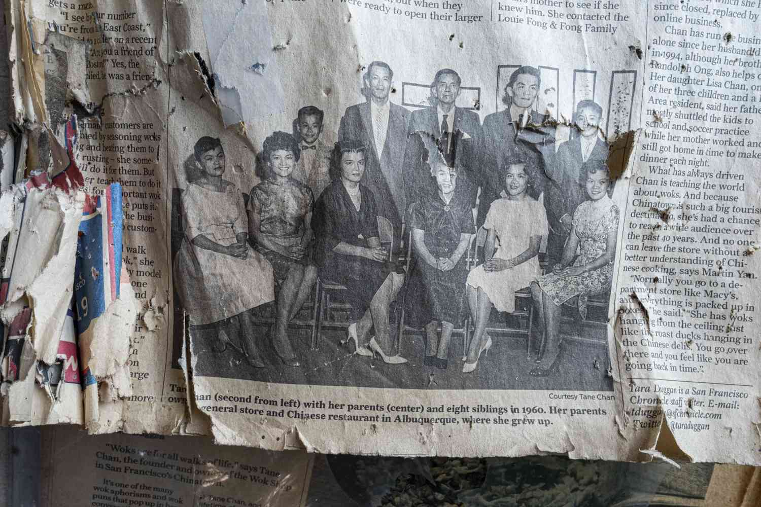 一张被撕毁的报纸剪报，上面是陈婷的家人