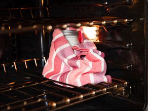 包装你的酸奶毛巾和设置在反感烤箱灯可以帮助保持它足够温暖。