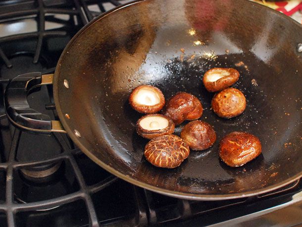 在锅中煎香菇。