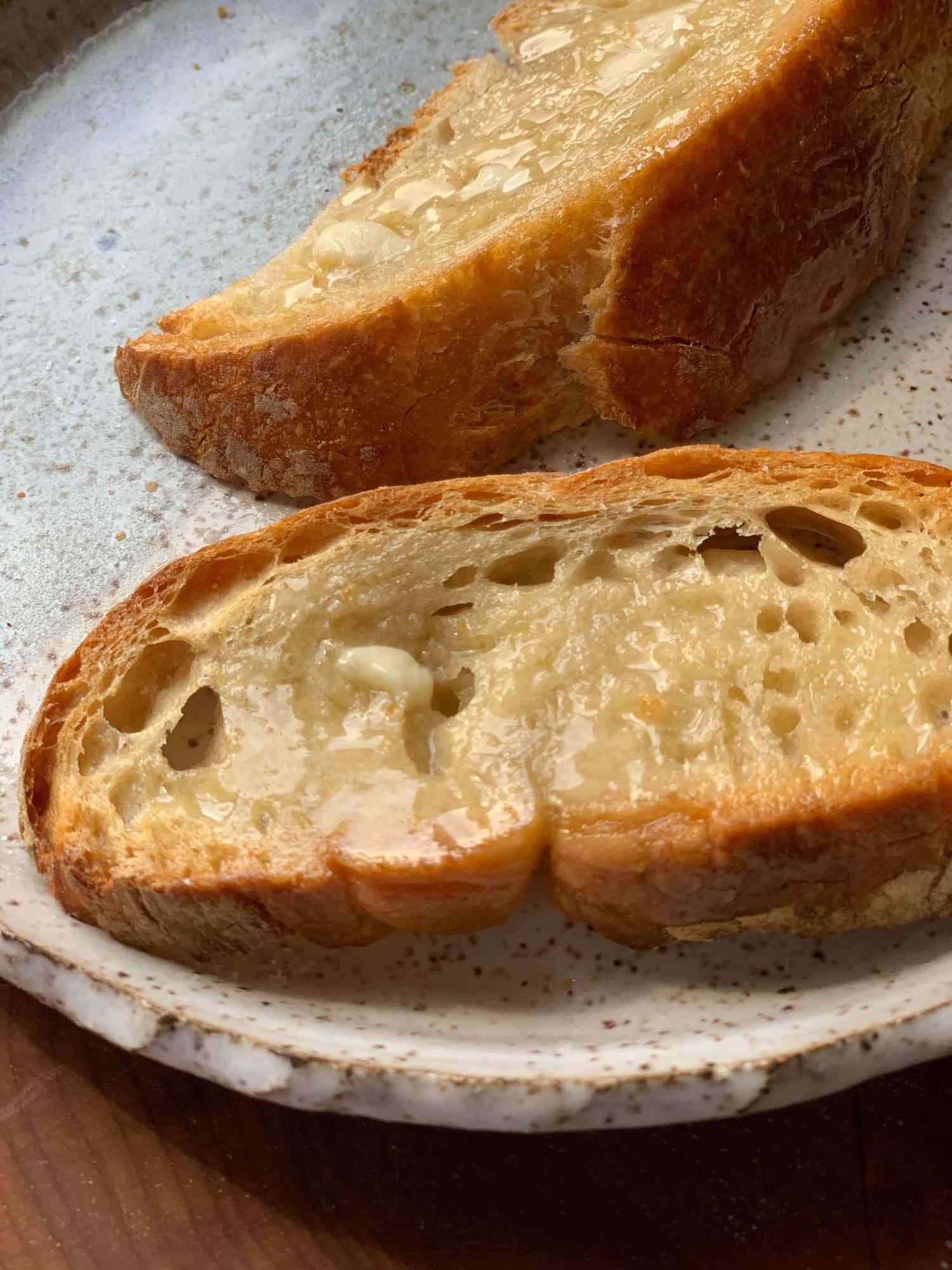 涂了黄油的面包放在盘子里＂>
          </noscript>
         </div>
        </div>
       </figure>
       <p id=