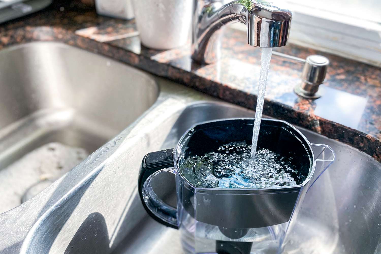 把水壶和过滤器装满水。