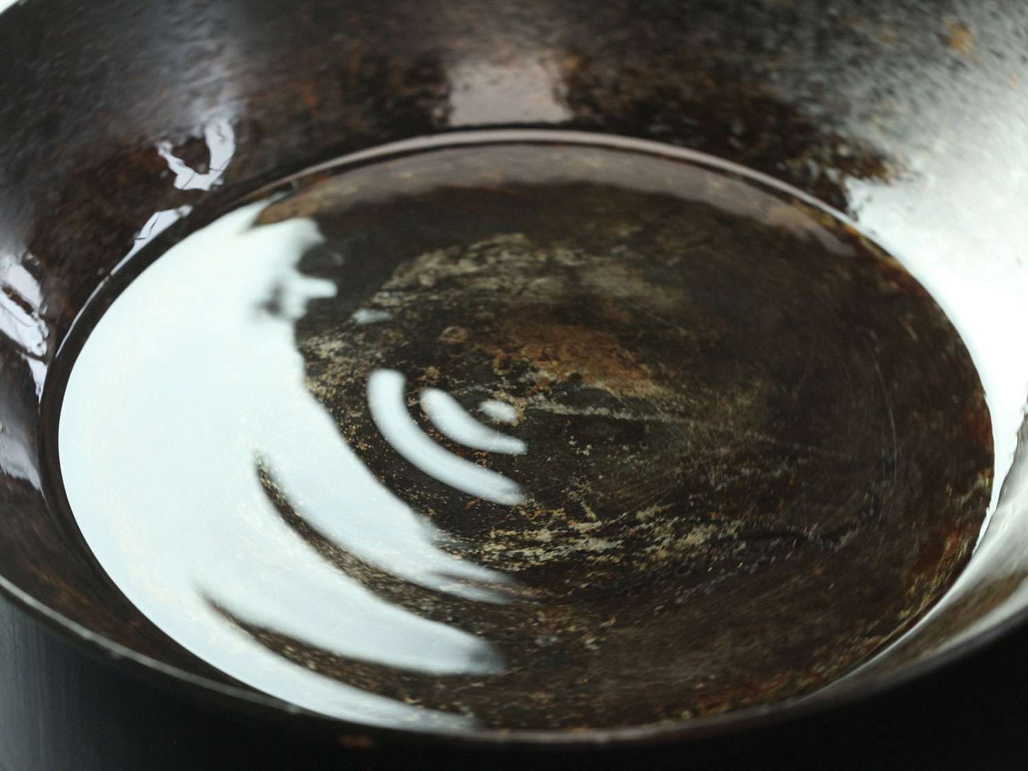 在碳钢煎锅中倒入一层植物油，加热至微微发亮，然后烤三文鱼。
