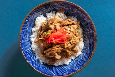猪肉姜在米饭配上kizami shoga蓝色图案的碗里gydF4y2Ba