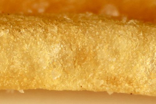 麦当劳薯条表面的特写，可以看到薯条表面有许多小水泡