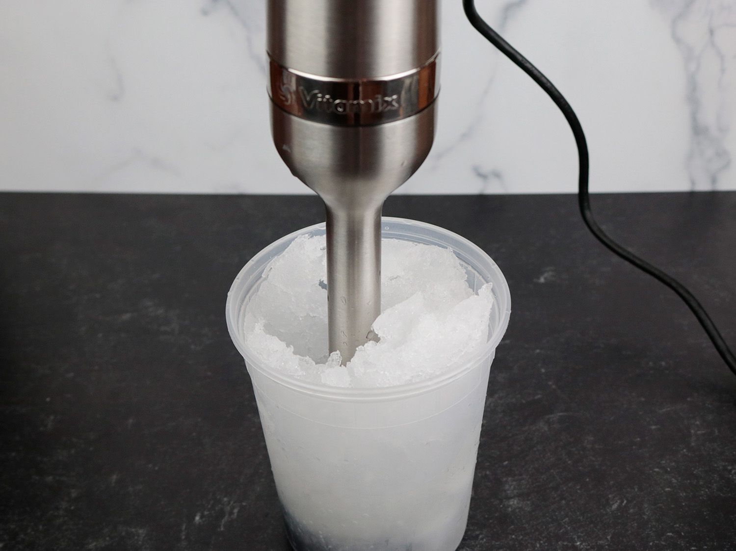 浸入式混合是将冰浸入塑料容器中，并将其混合成冰沙