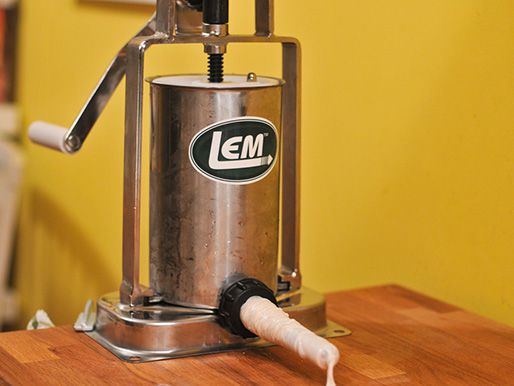 一个金属莱姆牌香肠填充器，在牛角上有一个套管。