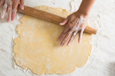推出简单,全是黄油馅饼面团大理石工作台面。