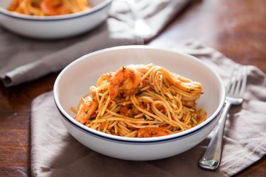 两个白色碗虾联邦铁路局米兰球迷有意大利面条在餐桌上。