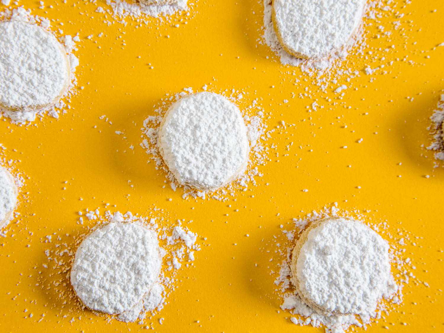 柠檬meltaway饼干覆盖着一层糖粉