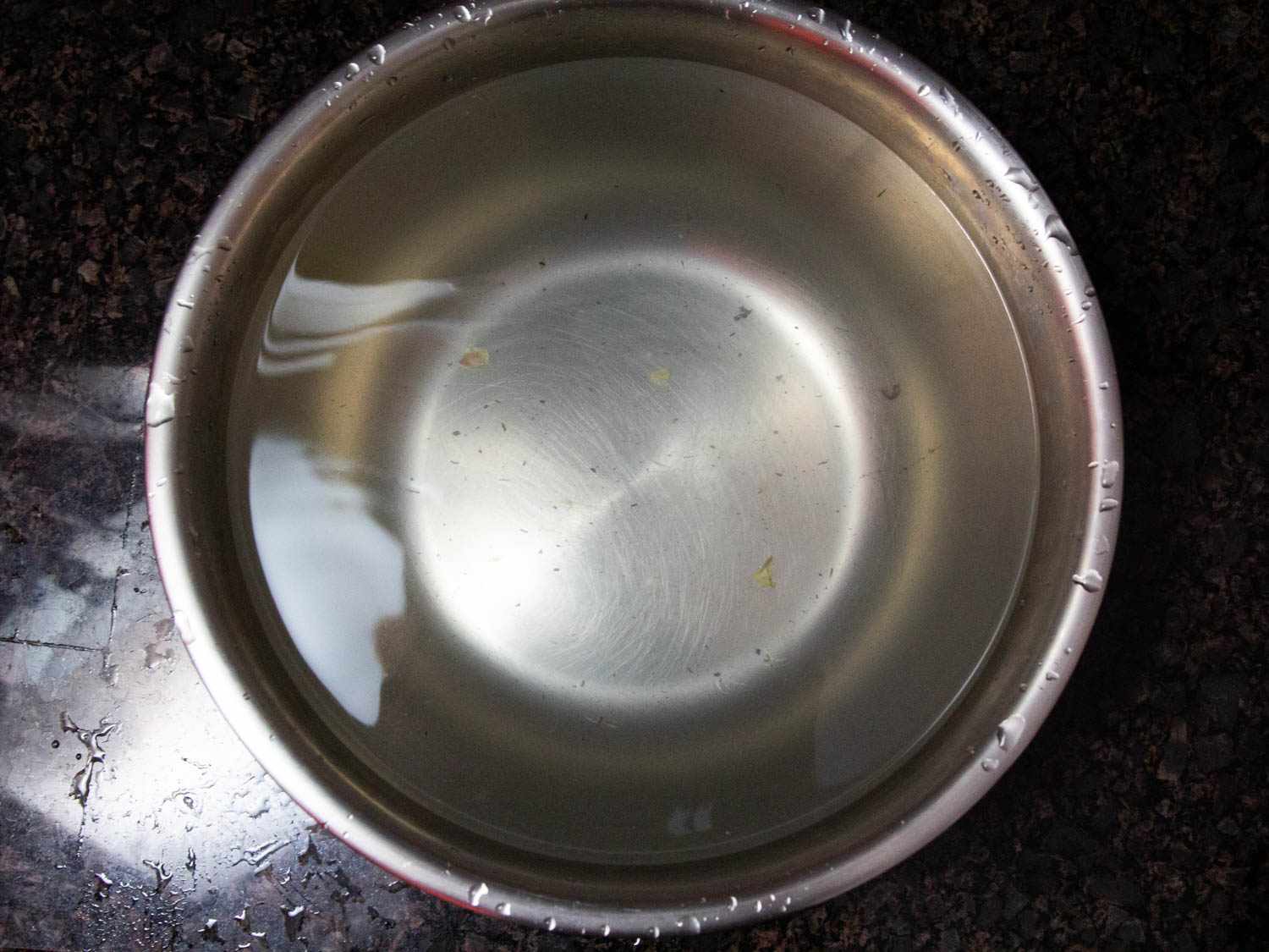 碗用来洗蔬菜的开销污垢和碎片在碗的底部后去除蔬菜