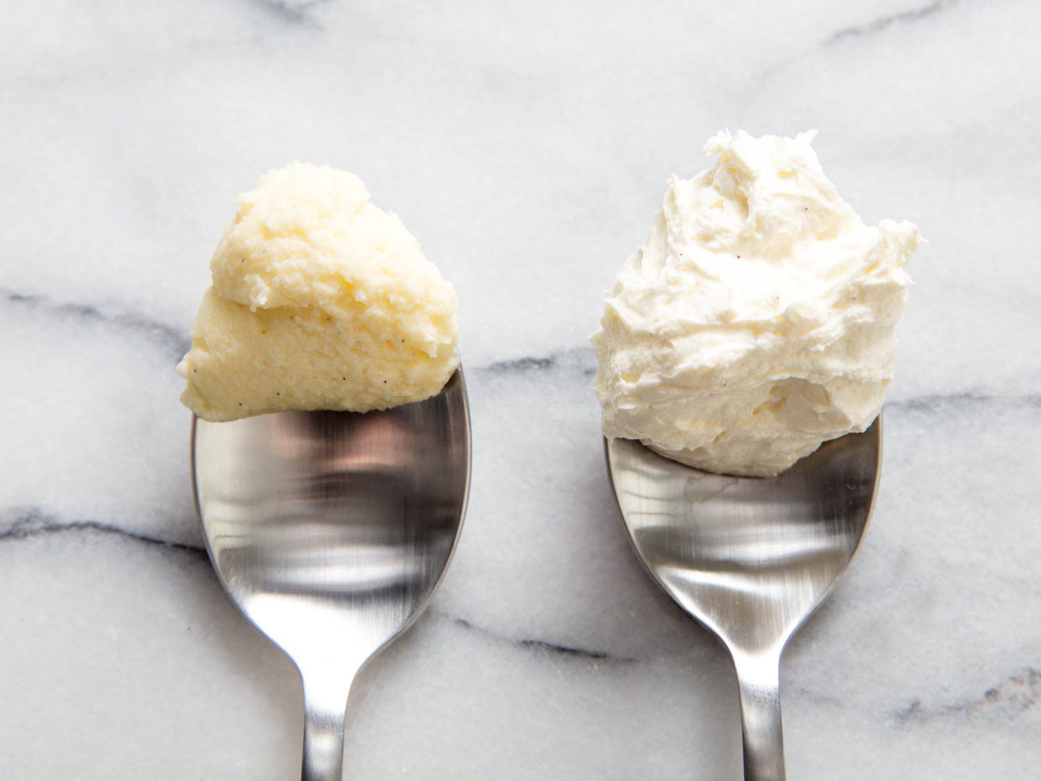 一勺密集、冷奶油乳酪(左)最终温度为65°F (18°C)和一勺轻奶油乳酪在合适的温度(右)最终温度为72°F (22°C)。gydF4y2Ba
