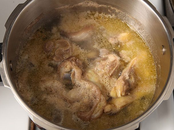 一锅表面有渣滓的沸腾的肉汤。