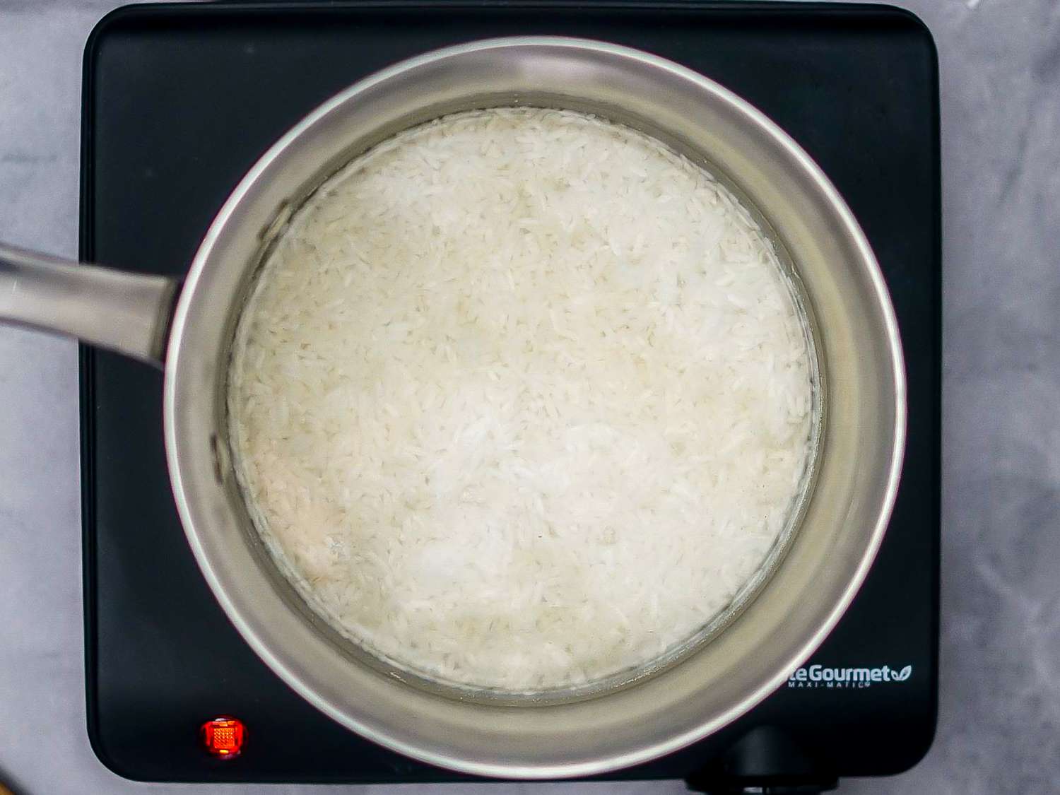 米饭加到锅和覆盖着水gydF4y2Ba
