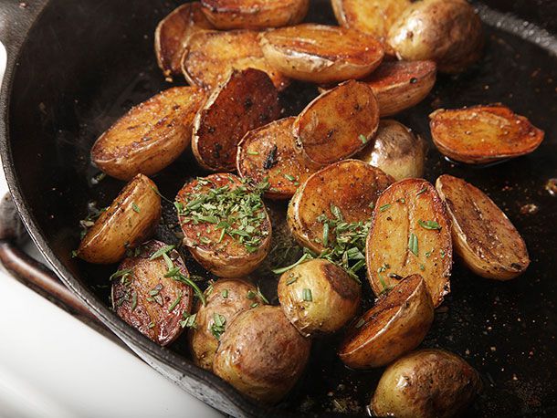 酥脆的棕色小土豆放在煎锅里，拌上黄油和香草。