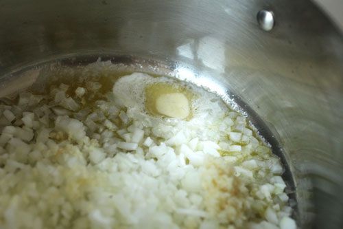 一锅洋葱和大蒜在黄油中慢慢煮。