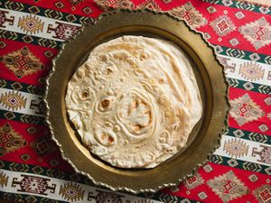 堆烤亚美尼亚式面包托盘