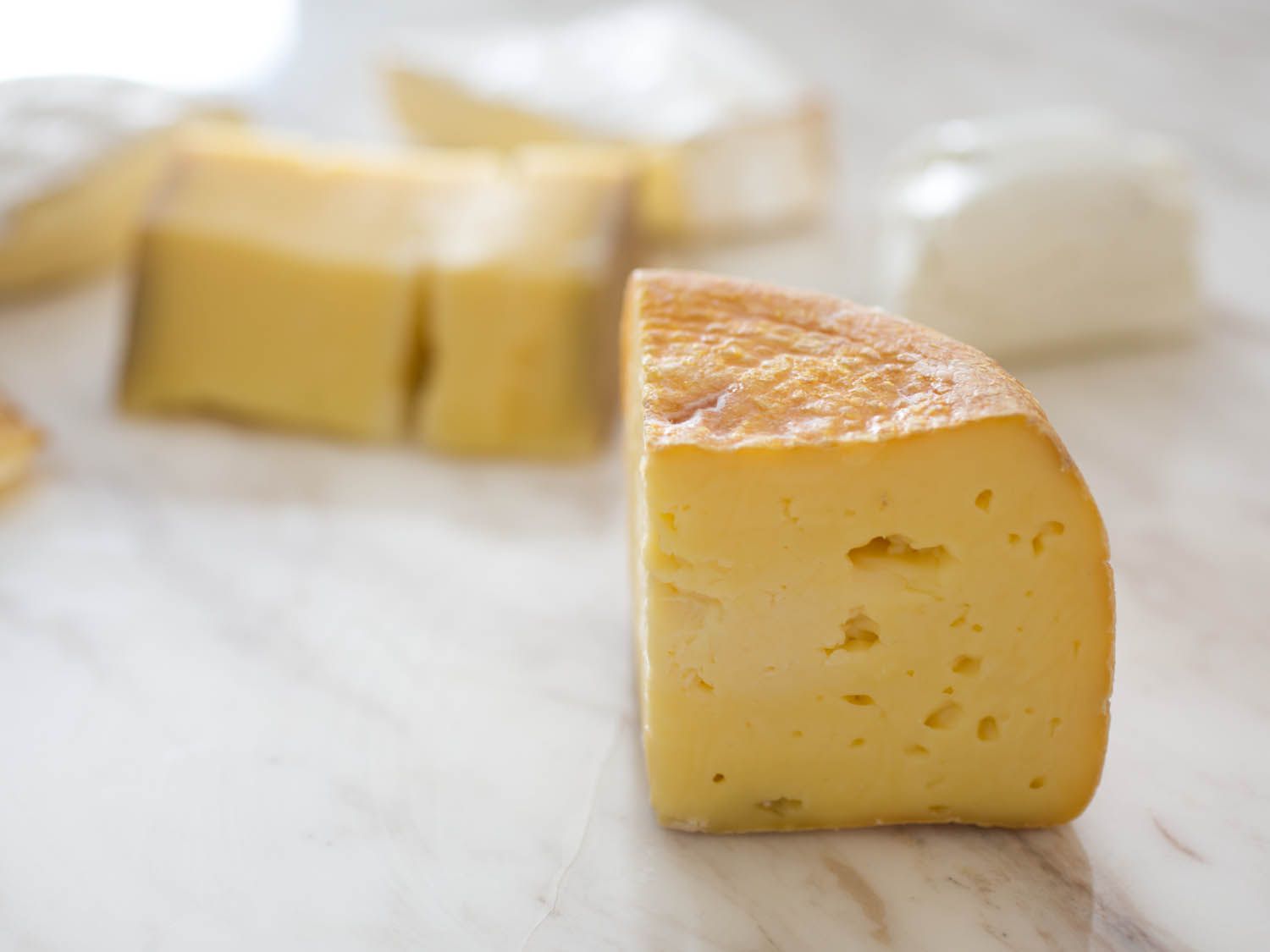 大理石台面上放着四种不同的奶酪。