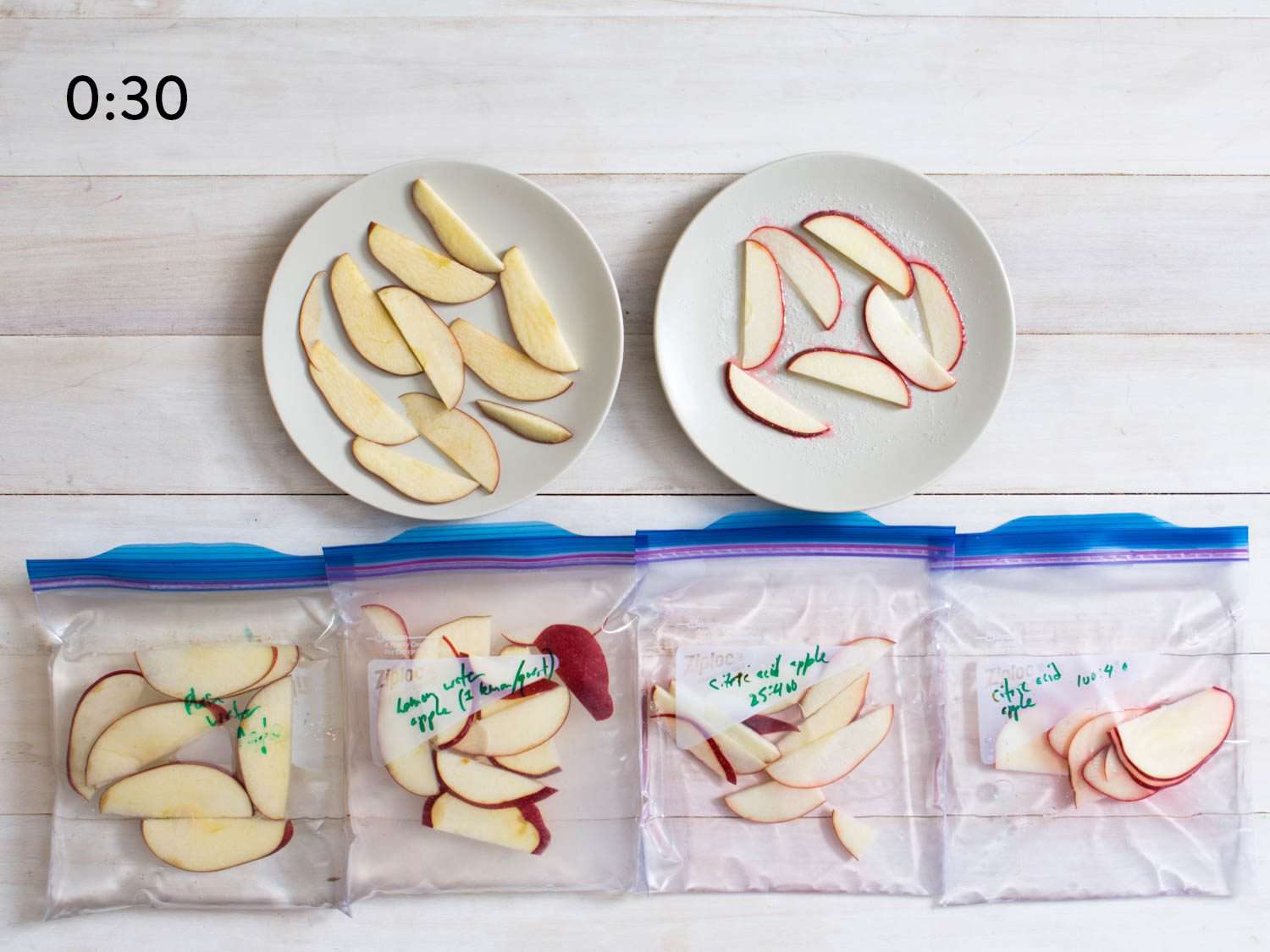 30秒后比较袋装切好的苹果。