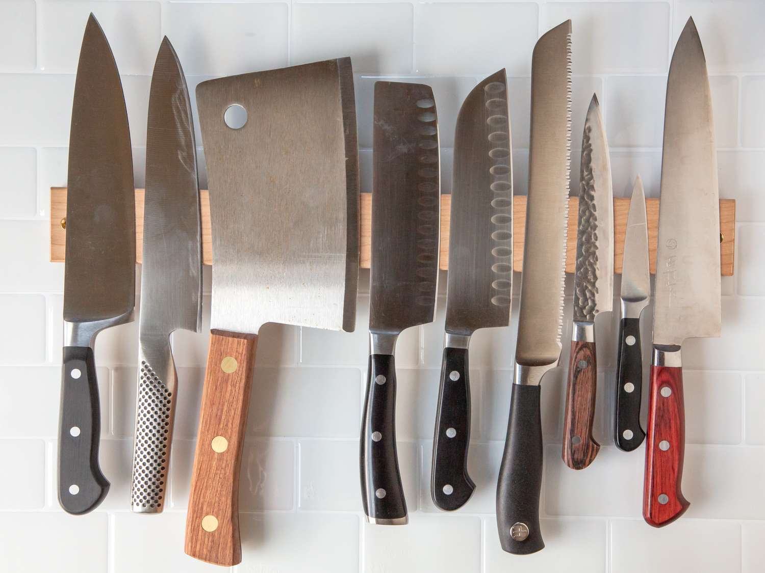 各种不同的刀挂在磁性木制刀架