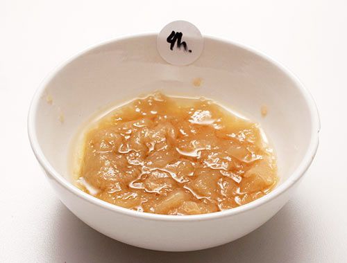 一小碗金黄色的猪肉汤，上面的贴纸写着四个小时。