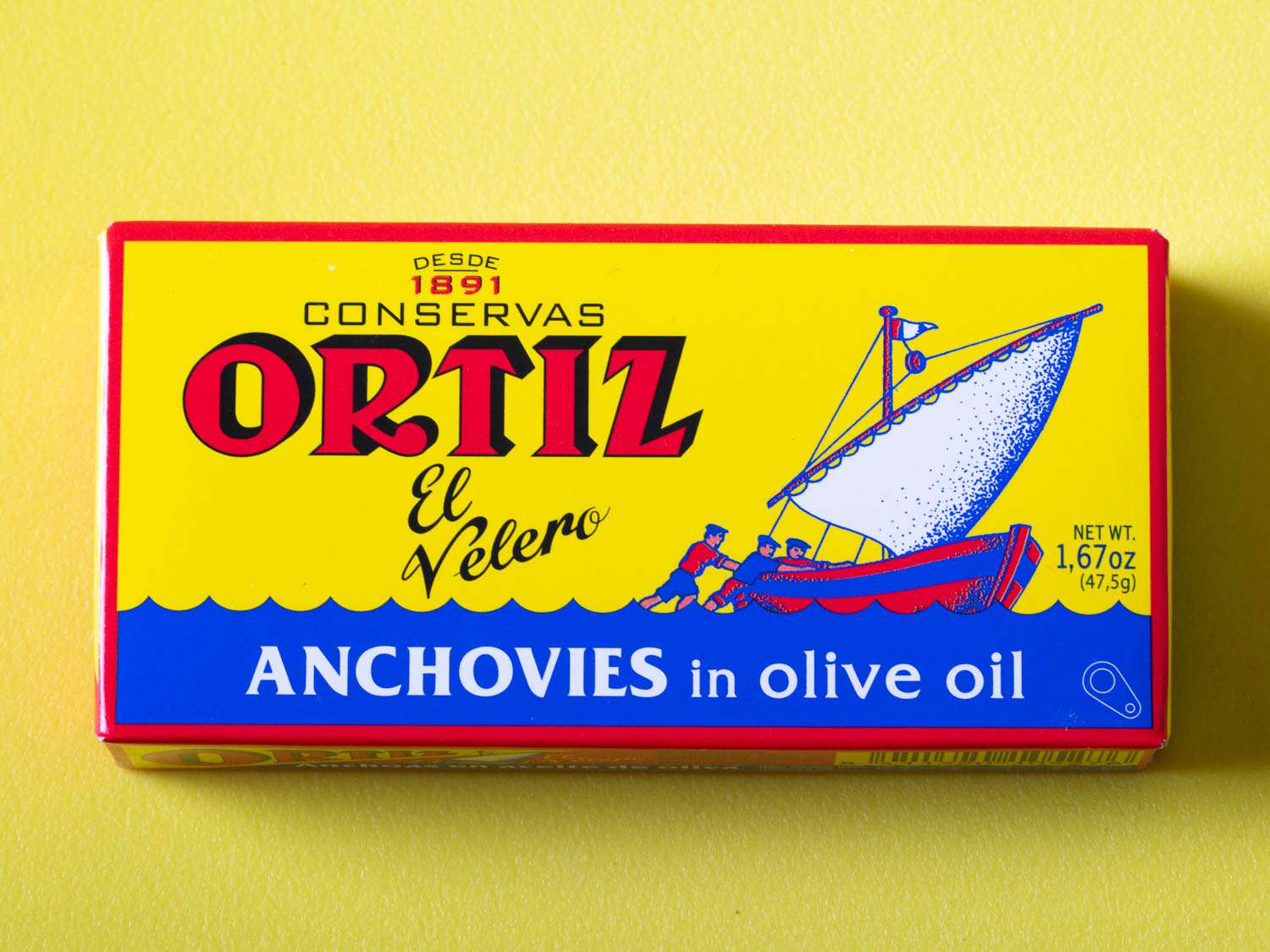包装的奥尔蒂斯凤尾鱼在一个黄色的背景