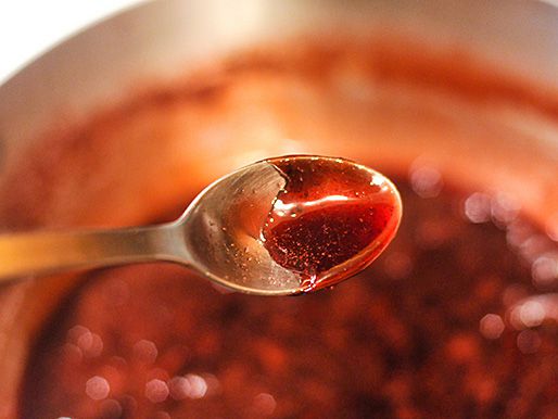一个被红宝石红色坎伯兰酱覆盖的勺子特写。
