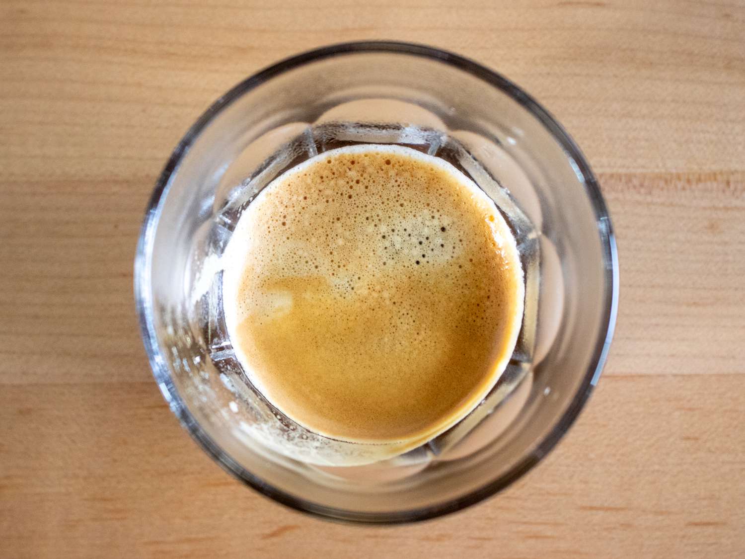 一个开销一杯浓缩咖啡的照片在一个玻璃杯子