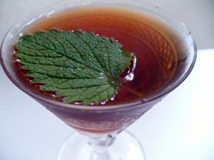 一个鸡尾酒杯鸡尾酒点缀以shiso叶子。