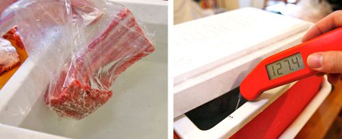 一幅拼贴画:密封的羊排袋被放入热水浴中，数字温度计探头显示为127.4华氏度