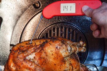 用Thermapen温度计测量烤鸡的温度