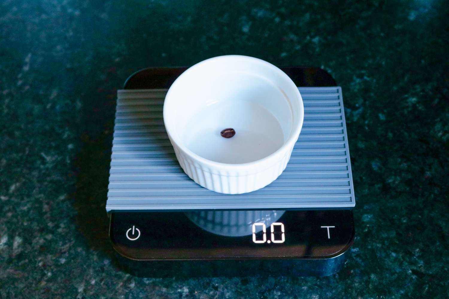 用acaia珍珠咖啡秤在小模子里称量一颗咖啡豆。